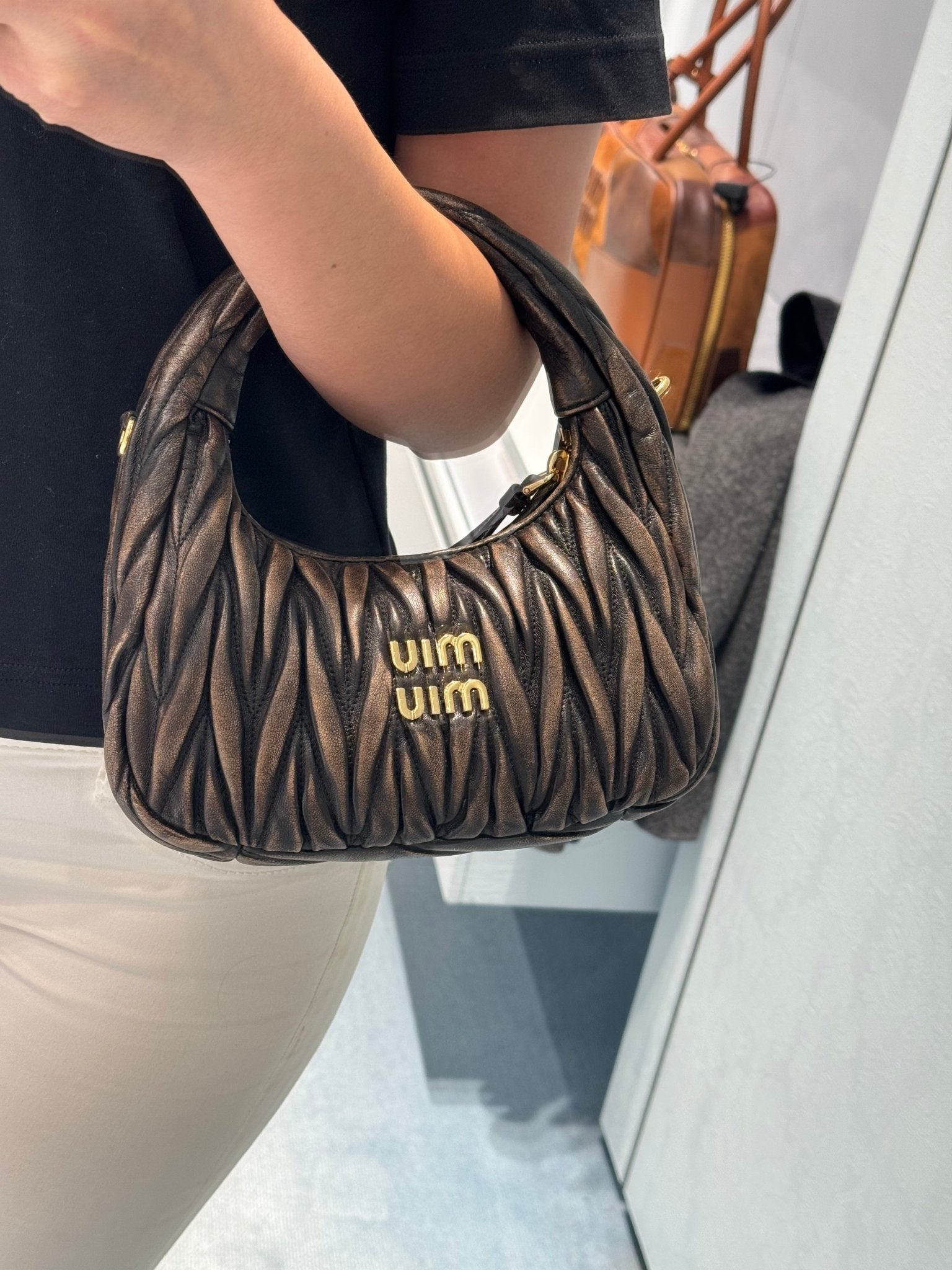 Miu Miu 英國代購 vs 香港門市｜2026 年最新真實差價比較 - LONDONKELLY 英國名牌代購