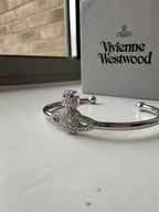 VIVIENNE WESTWOOD Grace Bas Relief Open Bangle | 西太后 手鐲 (銀色)