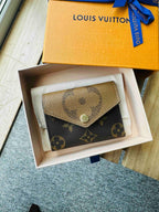 LOUIS VUITTON M80725 Zoe Wallet | 路易威登 銀包 (啡色) - LONDONKELLY 英國名牌代購